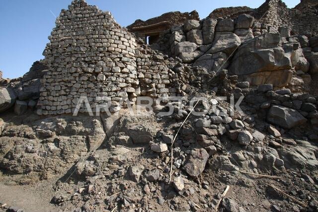 تقع خيبر شمال المدينة المنورة في الحجاز. قبل ظهور الإسلام في القرن السابع الميلادي، كان يسكنها العرب الأصليون، بالإضافة إلى اليهود. تقع خيبر شمال المدينة المنورة في الحجاز. قبل ظهور الإسلام في القرن السابع الميلادي، كان يسكنها العرب الأصليون، بالإضافة إلى اليهود.
