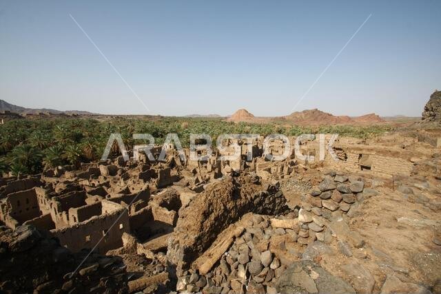 تقع خيبر شمال المدينة المنورة في الحجاز. قبل ظهور الإسلام في القرن السابع الميلادي، كان يسكنها العرب الأصليون، بالإضافة إلى اليهود.