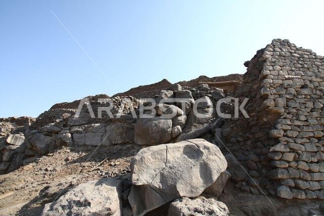تقع خيبر شمال المدينة المنورة في الحجاز. قبل ظهور الإسلام في القرن السابع الميلادي، كان يسكنها العرب الأصليون، بالإضافة إلى اليهود. تقع خيبر شمال المدينة المنورة في الحجاز. قبل ظهور الإسلام في القرن السابع الميلادي، كان يسكنها العرب الأصليون، بالإضافة إلى اليهود.