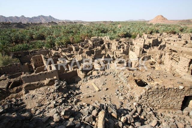 تقع خيبر شمال المدينة المنورة في الحجاز. قبل ظهور الإسلام في القرن السابع الميلادي، كان يسكنها العرب الأصليون، بالإضافة إلى اليهود. تقع خيبر شمال المدينة المنورة في الحجاز. قبل ظهور الإسلام في القرن السابع الميلادي، كان يسكنها العرب الأصليون، بالإضافة إلى اليهود.