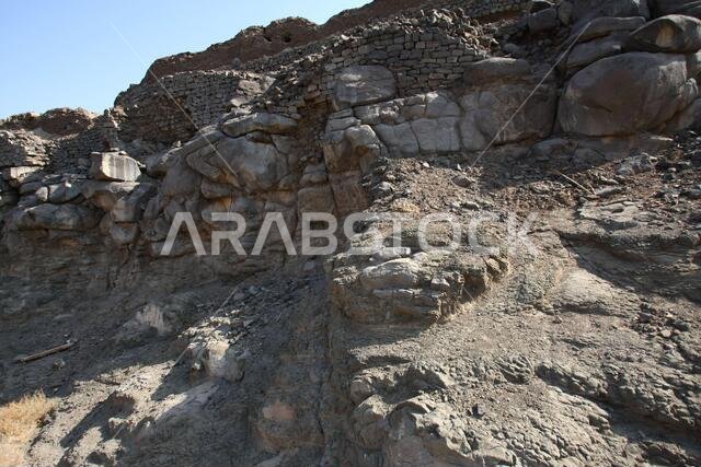 تقع خيبر شمال المدينة المنورة في الحجاز. قبل ظهور الإسلام في القرن السابع الميلادي، كان يسكنها العرب الأصليون، بالإضافة إلى اليهود. تقع خيبر شمال المدينة المنورة في الحجاز. قبل ظهور الإسلام في القرن السابع الميلادي، كان يسكنها العرب الأصليون، بالإضافة إلى اليهود.