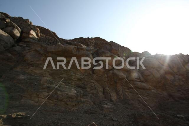 تقع خيبر شمال المدينة المنورة في الحجاز. قبل ظهور الإسلام في القرن السابع الميلادي، كان يسكنها العرب الأصليون، بالإضافة إلى اليهود. تقع خيبر شمال المدينة المنورة في الحجاز. قبل ظهور الإسلام في القرن السابع الميلادي، كان يسكنها العرب الأصليون، بالإضافة إلى اليهود.