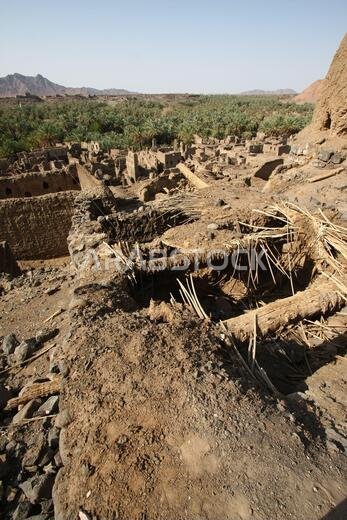 تقع خيبر شمال المدينة المنورة في الحجاز. قبل ظهور الإسلام في القرن السابع الميلادي، كان يسكنها العرب الأصليون، بالإضافة إلى اليهود.