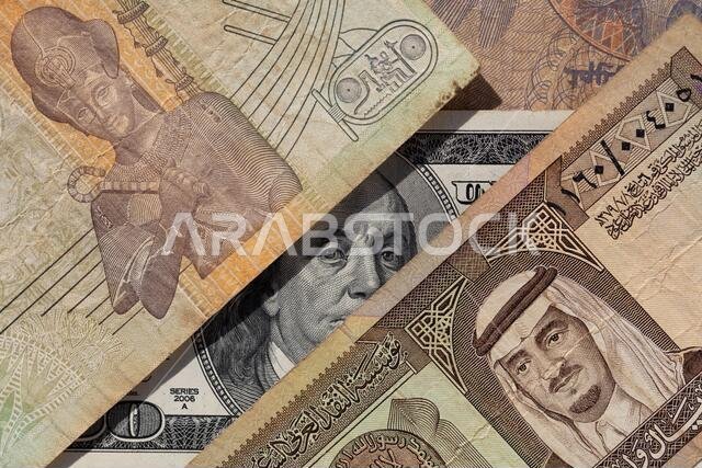 ١٠٠ دولار أمريكي وريال سعودي قديم و٥٠ قرش مصري لأغراض التصميم