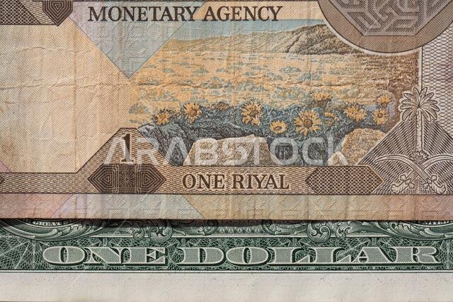 أوراق نقدية قديمة من فئة ريال سعودي واحد ودولار أمريكي واحد لأغراض التصميم