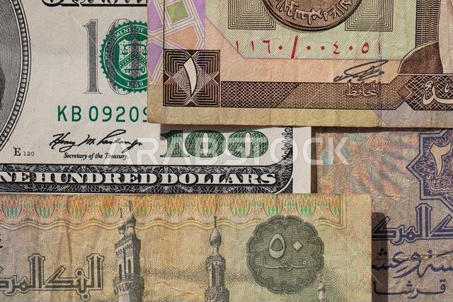 ١٠٠ دولار أمريكي وريال سعودي قديم و٥٠ قرش مصري لأغراض التصميم