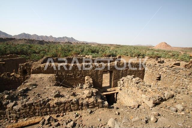 تقع خيبر شمال المدينة المنورة في الحجاز. قبل ظهور الإسلام في القرن السابع الميلادي، كان يسكنها العرب الأصليون، بالإضافة إلى اليهود.
