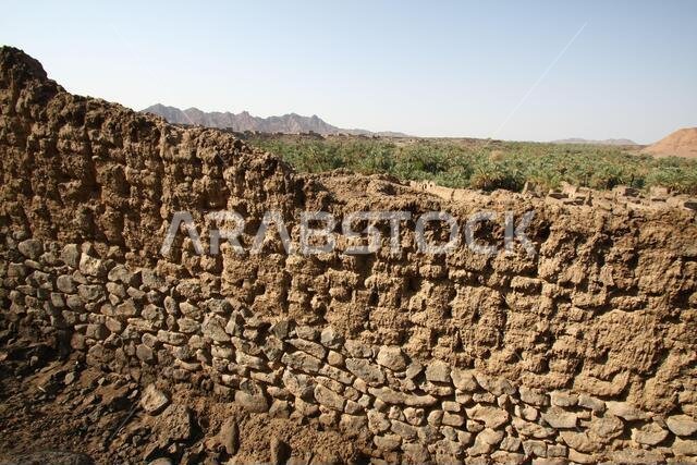 تقع خيبر شمال المدينة المنورة في الحجاز. قبل ظهور الإسلام في القرن السابع الميلادي، كان يسكنها العرب الأصليون، بالإضافة إلى اليهود.