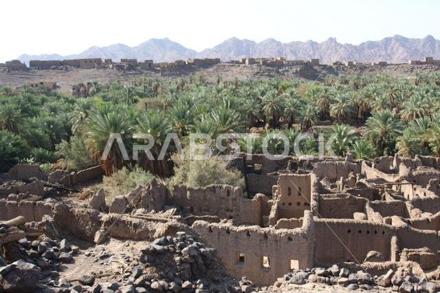تقع خيبر شمال المدينة المنورة في الحجاز. قبل ظهور الإسلام في القرن السابع الميلادي، كان يسكنها العرب الأصليون، بالإضافة إلى اليهود.