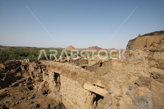 تقع خيبر شمال المدينة المنورة في الحجاز. قبل ظهور الإسلام في القرن السابع الميلادي، كان يسكنها العرب الأصليون، بالإضافة إلى اليهود.