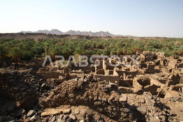 تقع خيبر شمال المدينة المنورة في الحجاز. قبل ظهور الإسلام في القرن السابع الميلادي، كان يسكنها العرب الأصليون، بالإضافة إلى اليهود. تقع خيبر شمال المدينة المنورة في الحجاز. قبل ظهور الإسلام في القرن السابع الميلادي، كان يسكنها العرب الأصليون، بالإضافة إلى اليهود.