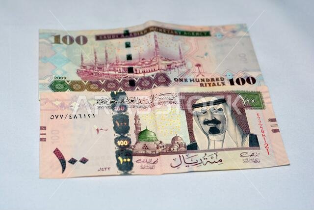 ورقة نقدية من فئة 100 ريال سعودي، إصدار 2009. الريال السعودي هو عملة المملكة العربية السعودية، ويحظى باهتمام خاص من المملكة.