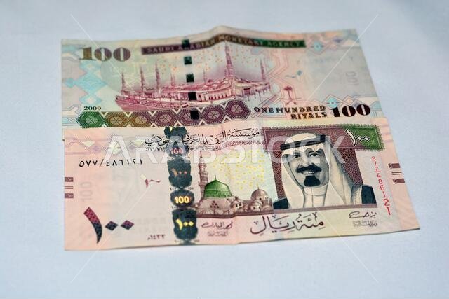 ورقة نقدية من فئة 100 ريال سعودي، إصدار 2009. الريال السعودي هو عملة المملكة العربية السعودية، ويحظى باهتمام خاص من المملكة.
