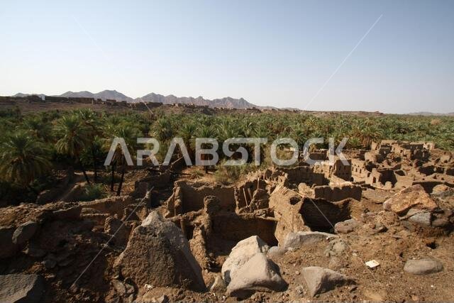تقع خيبر شمال المدينة المنورة في الحجاز. قبل ظهور الإسلام في القرن السابع الميلادي، كان يسكنها العرب الأصليون، بالإضافة إلى اليهود.