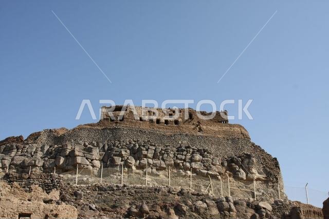 تقع خيبر شمال المدينة المنورة في الحجاز. قبل ظهور الإسلام في القرن السابع الميلادي، كان يسكنها العرب الأصليون، بالإضافة إلى اليهود.