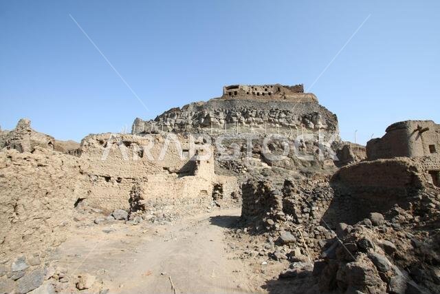 تقع خيبر شمال المدينة المنورة في الحجاز. قبل ظهور الإسلام في القرن السابع الميلادي، كان يسكنها العرب الأصليون، بالإضافة إلى اليهود.