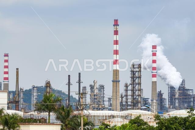 معدات المصانع وأنابيب المداخن في مصافي النفط الكبيرة معدات المصانع وأنابيب المداخن في مصافي النفط الكبيرة