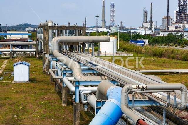 معدات المصانع وأنابيب المداخن في مصافي النفط الكبيرة