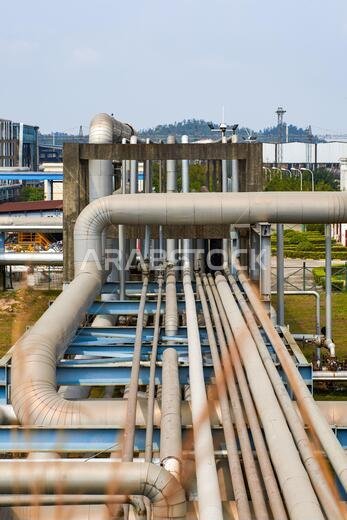 معدات المصانع وأنابيب المداخن في مصافي النفط الكبيرة معدات المصانع وأنابيب المداخن في مصافي النفط الكبيرة