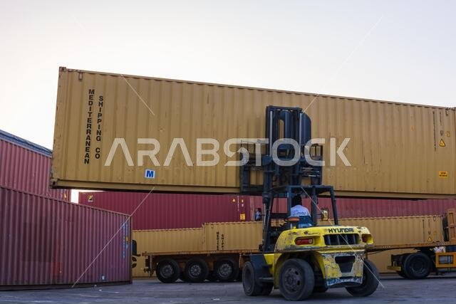 حاويات شحن مكدسة في منطقة تخزين بمحطة ميناء الشحن البحري. الدمام، المملكة العربية السعودية. 26 مارس 2021. حاويات شحن مكدسة في منطقة تخزين بمحطة ميناء الشحن البحري. الدمام، المملكة العربية السعودية. 26 مارس 2021.