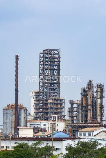 معدات المصانع وأنابيب المداخن في مصافي النفط الكبيرة معدات المصانع وأنابيب المداخن في مصافي النفط الكبيرة