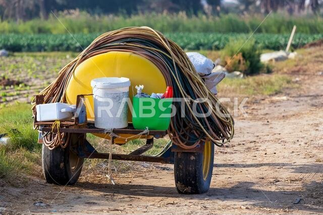 أنابيب ري في سيارة قديمة في حقل زراعي في الدمام، المملكة العربية السعودية.