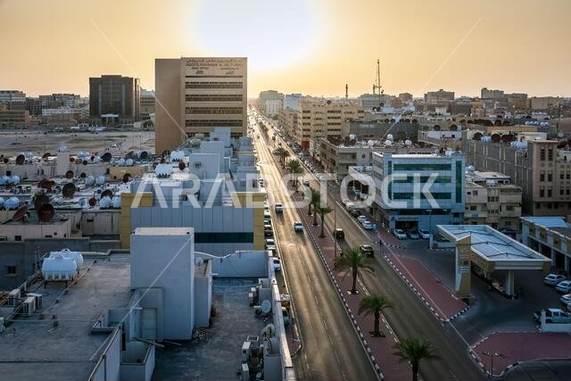 صورة جوية لشارع الدمام في مدينة الدمام عند غروب الشمس - الدمام، المملكة العربية السعودية. 29 مارس 2021.