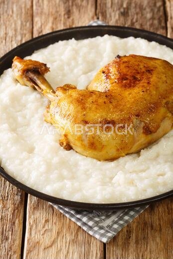 السليغ هو طبق من الأرز الأبيض المطبوخ بالمرق والحليب، ويُقدم مع ربع دجاجة في طبق على الطاولة. عمودي