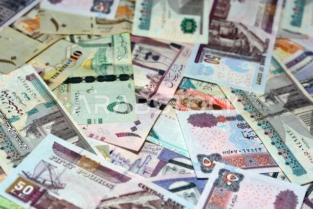 العملة السعودية مقابل العملة الأمريكية والعملة المصرية. عملة غير واضحة. سعر صرف الريال السعودي والجنيه المصري والدولار الأمريكي