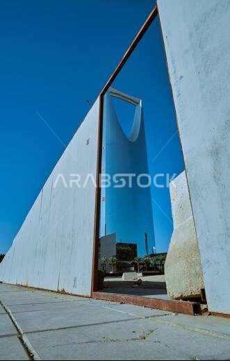 the kingdom tower riyadh the most famous building in Riyadh city
