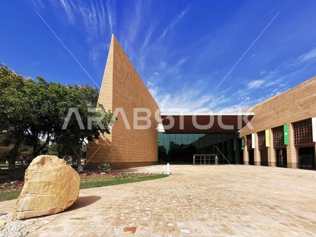 الرياض، المملكة العربية السعودية - ٢٦ ديسمبر ٢٠٢٠: مدخل مركز الملك عبد العزيز التاريخي والمتحف الوطني خالٍ من الزوار بسبب قيود فيروس كورونا