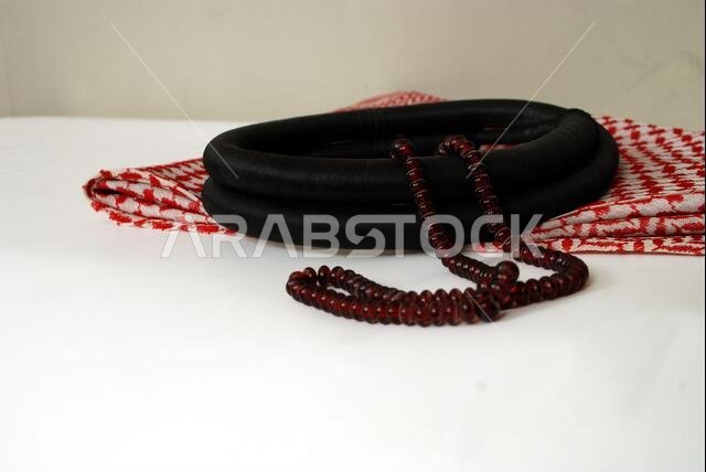 إكسسوارات الملابس الثقافية العربية، وخاصة أسلوب الحياة في تقاليد الخليج. وتسمى الشماغ أو العقال أو المسبحة أو الخرز الإسلامي.