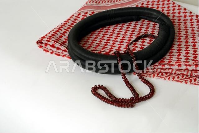 إكسسوارات الملابس الثقافية العربية، وخاصة أسلوب الحياة في تقاليد الخليج. وتسمى الشماغ أو العقال أو المسبحة أو الخرز الإسلامي.