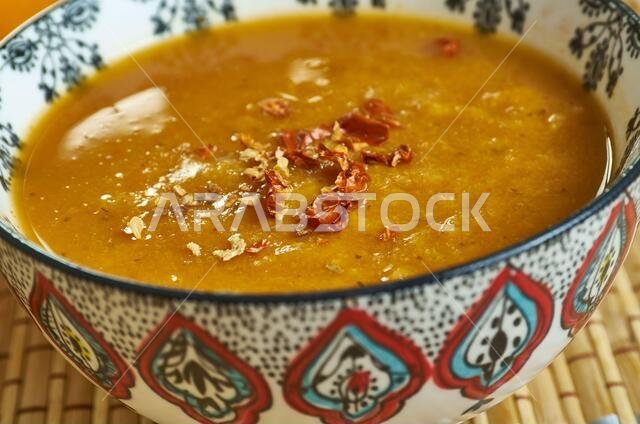 الهريس - طبق قديم يُرجح أنه نشأ في المملكة العربية السعودية، ولكنه انتشر منذ ذلك الحين في جميع أنحاء الشرق الأوسط والهند الهريس - طبق قديم يُرجح أنه نشأ في المملكة العربية السعودية، ولكنه انتشر منذ ذلك الحين في جميع أنحاء الشرق الأوسط والهند