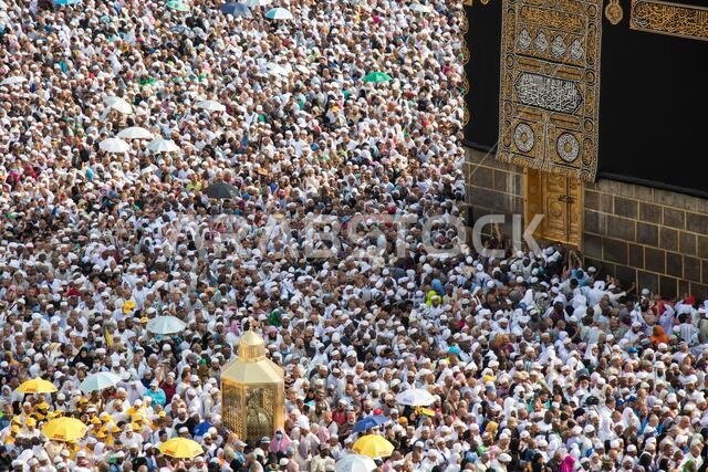 الطواف. الكعبة المشرفة. حشود من الحجاج تطوف حول الكعبة. الطواف. الكعبة المشرفة. حشود من الحجاج تطوف حول الكعبة.