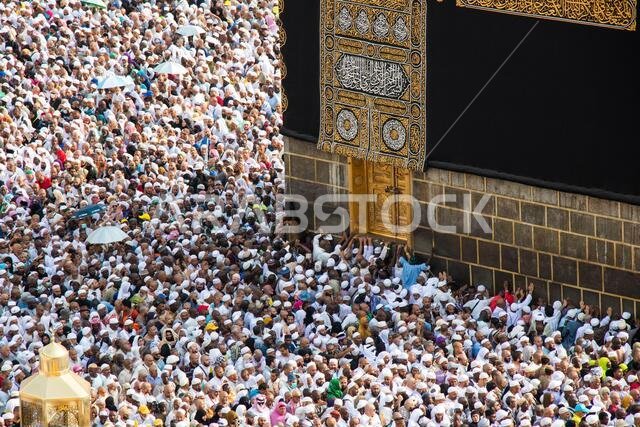 الطواف. الكعبة المشرفة. حشود من الحجاج تطوف حول الكعبة.