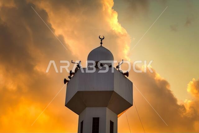 مسجد كورنيش الخبر الجميل في خلفية شروق الشمس. الخبر، المملكة العربية السعودية.