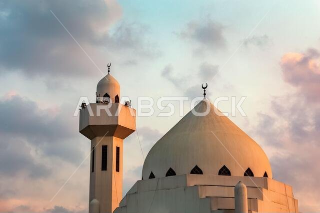 منظر علوي جميل لمسجد على كورنيش الخبر في المملكة العربية السعودية.