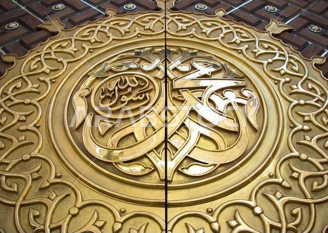 محمد رسول الله. خط عربي يصور اسم النبي محمد مكتوبًا على باب المسجد النبوي في المدينة المنورة، المملكة العربية السعودية