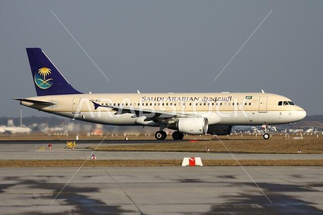 طائرة إيرباص A320-200 التابعة للخطوط الجوية السعودية والمسجلة برقم HZ-ASC تصطف على المدرج 18 (المسمى ستارتبان ويست) في مطار فرانكفورت.