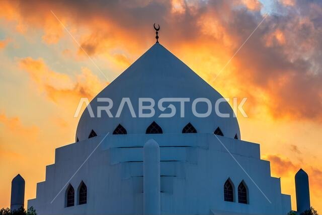 مسجد كورنيش الخبر الجميل في خلفية شروق الشمس. الخبر، المملكة العربية السعودية.