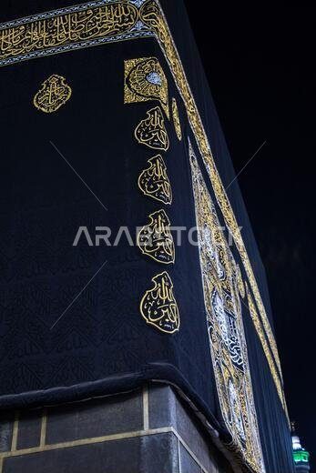 منظر ليلي من الكعبة المشرفة. صورة مقرّبة للكعبة المشرفة في مكة المكرمة، المملكة العربية السعودية. منظر ليلي من الكعبة المشرفة. صورة مقرّبة للكعبة المشرفة في مكة المكرمة، المملكة العربية السعودية.