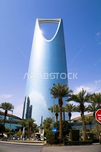 الرياض، المملكة العربية السعودية - ٢٢ فبراير ٢٠٢١، برج المملكة، منطقة المملكة للأعمال، طريق الملك فهد