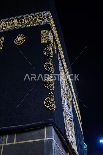 منظر ليلي من الكعبة المشرفة. صورة مقرّبة للكعبة المشرفة في مكة المكرمة، المملكة العربية السعودية. منظر ليلي من الكعبة المشرفة. صورة مقرّبة للكعبة المشرفة في مكة المكرمة، المملكة العربية السعودية.