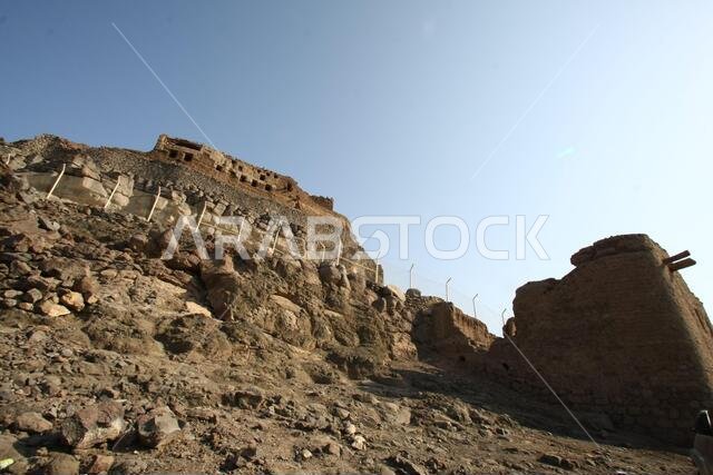 تقع خيبر شمال المدينة المنورة في الحجاز. قبل ظهور الإسلام في القرن السابع الميلادي، كان يسكنها العرب الأصليون، بالإضافة إلى اليهود. تقع خيبر شمال المدينة المنورة في الحجاز. قبل ظهور الإسلام في القرن السابع الميلادي، كان يسكنها العرب الأصليون، بالإضافة إلى اليهود.