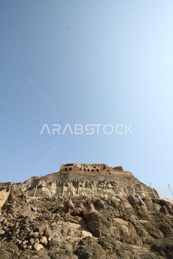 تقع خيبر شمال المدينة المنورة في الحجاز. قبل ظهور الإسلام في القرن السابع الميلادي، كان يسكنها العرب الأصليون، بالإضافة إلى اليهود. تقع خيبر شمال المدينة المنورة في الحجاز. قبل ظهور الإسلام في القرن السابع الميلادي، كان يسكنها العرب الأصليون، بالإضافة إلى اليهود.
