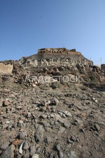 تقع خيبر شمال المدينة المنورة في الحجاز. قبل ظهور الإسلام في القرن السابع الميلادي، كان يسكنها العرب الأصليون، بالإضافة إلى اليهود.