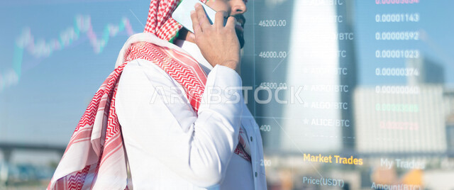 صورة مقربة لرجل عربي خليجي سعودي، يقوم بإجراء مكالمة هاتفية ، خلفية رسوم بيانية إحصائية للبورصة المالية بتقنية الهولوجرام ثلاثية الأبعاد ، الإستثمار المالي ، مراقبة الإقتصاد والمعلومات المالية