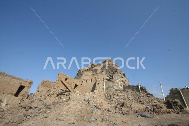 تقع خيبر شمال المدينة المنورة في الحجاز. قبل ظهور الإسلام في القرن السابع الميلادي، كان يسكنها العرب الأصليون، بالإضافة إلى اليهود. تقع خيبر شمال المدينة المنورة في الحجاز. قبل ظهور الإسلام في القرن السابع الميلادي، كان يسكنها العرب الأصليون، بالإضافة إلى اليهود.