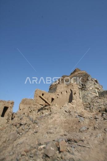 تقع خيبر شمال المدينة المنورة في الحجاز. قبل ظهور الإسلام في القرن السابع الميلادي، كان يسكنها العرب الأصليون، بالإضافة إلى اليهود.